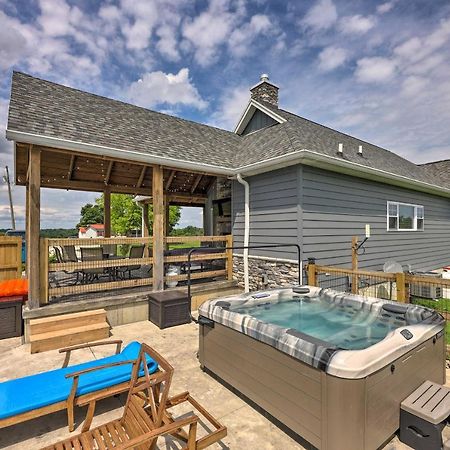 Chic Williamstown Retreat With Pool And Hot Tub! Villa Exterior photo