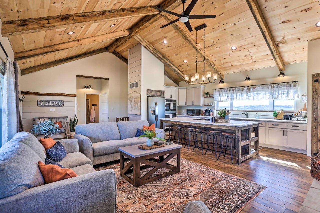 Chic Williamstown Retreat With Pool And Hot Tub! Villa Exterior photo