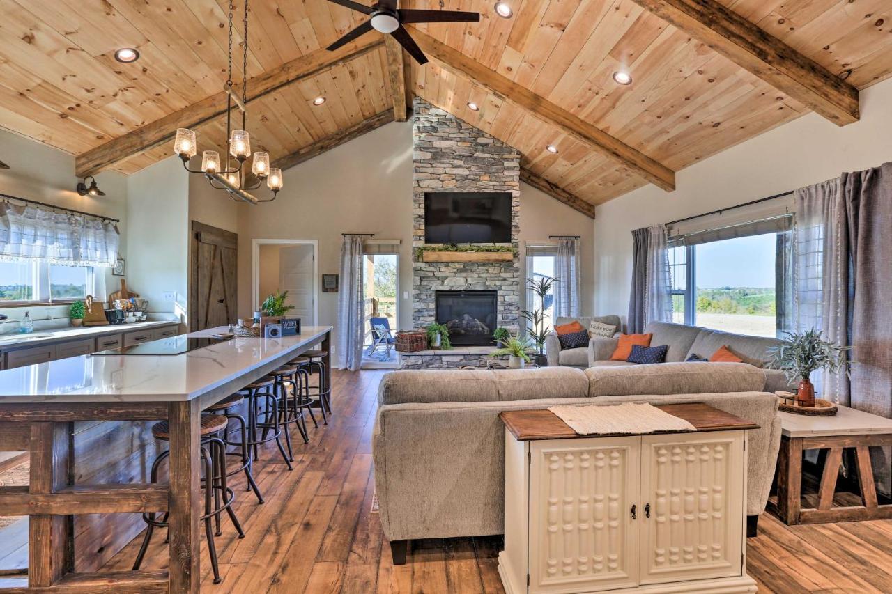 Chic Williamstown Retreat With Pool And Hot Tub! Villa Exterior photo