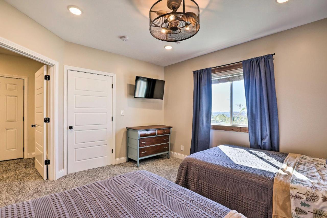 Chic Williamstown Retreat With Pool And Hot Tub! Villa Exterior photo