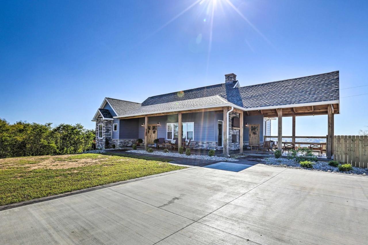 Chic Williamstown Retreat With Pool And Hot Tub! Villa Exterior photo