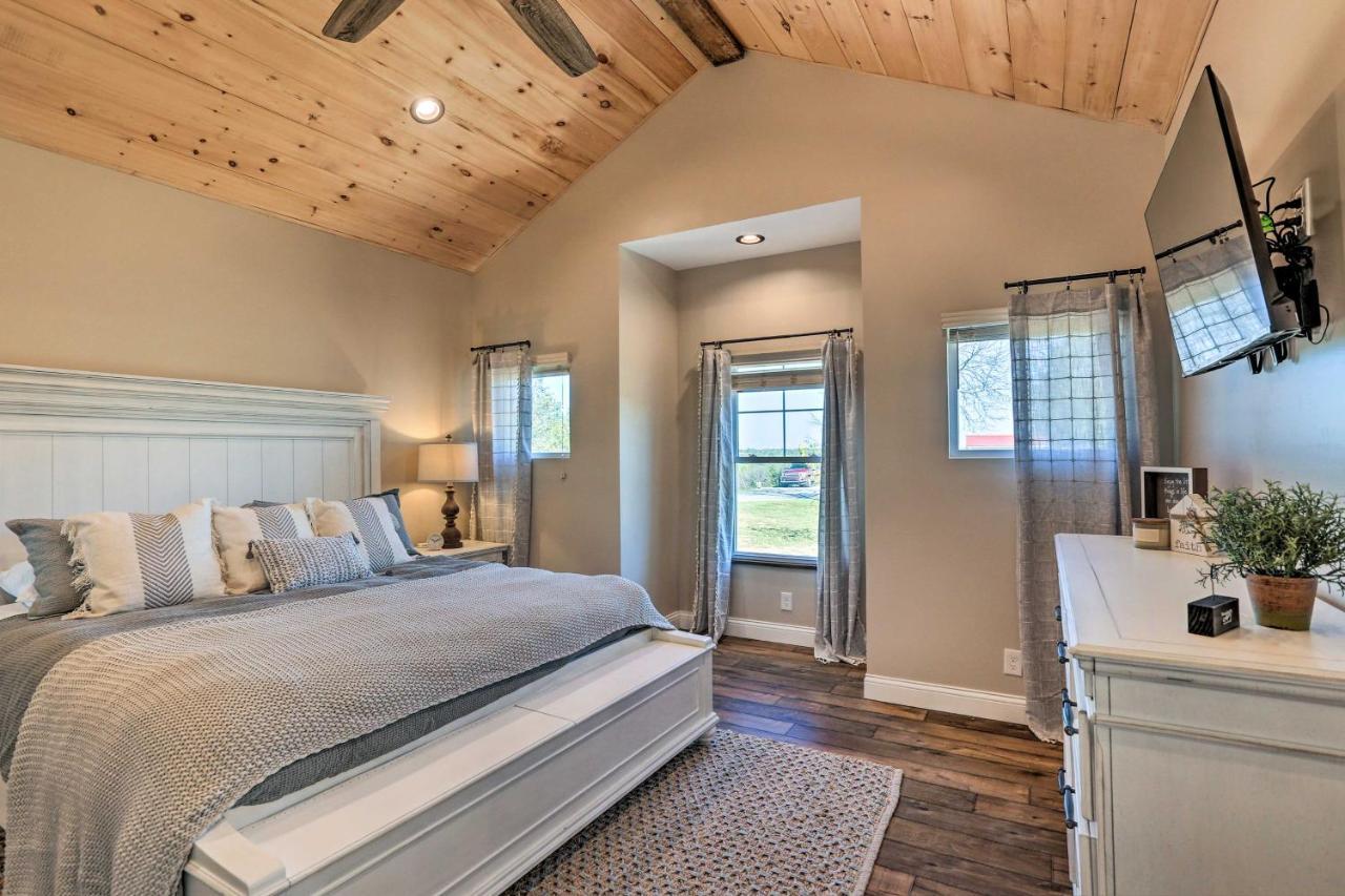Chic Williamstown Retreat With Pool And Hot Tub! Villa Exterior photo