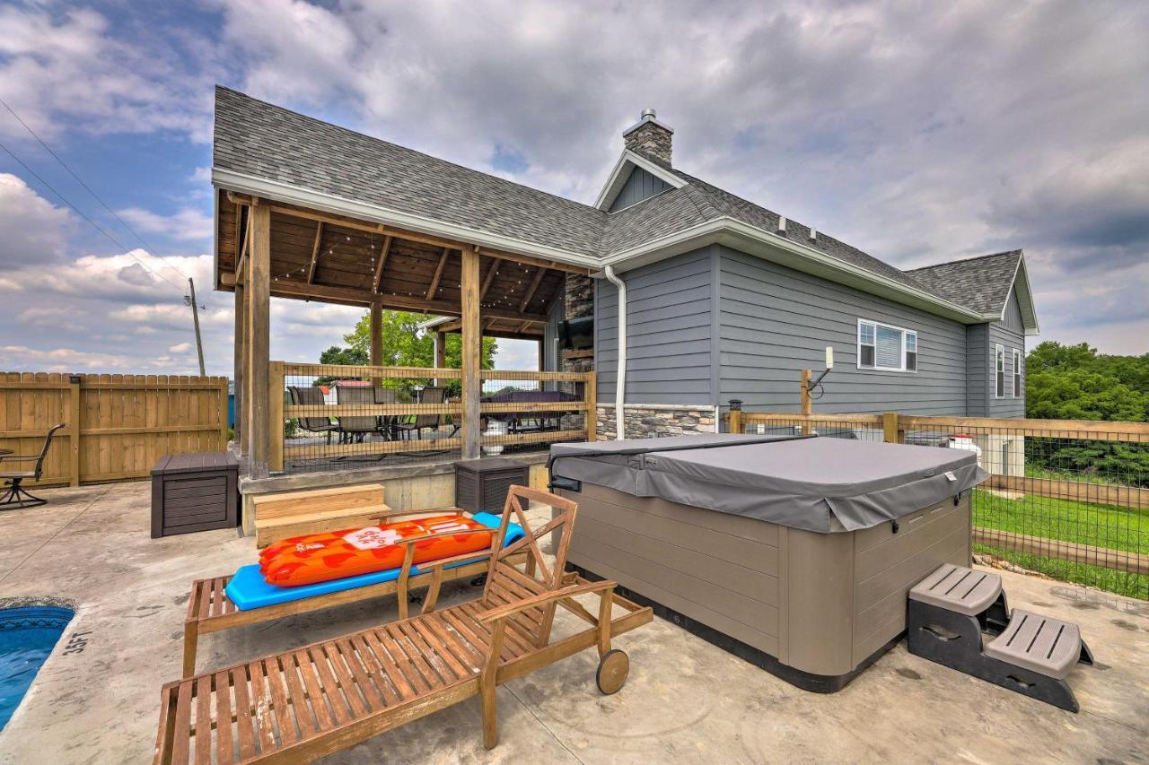 Chic Williamstown Retreat With Pool And Hot Tub! Villa Exterior photo
