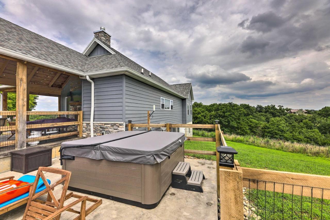 Chic Williamstown Retreat With Pool And Hot Tub! Villa Exterior photo