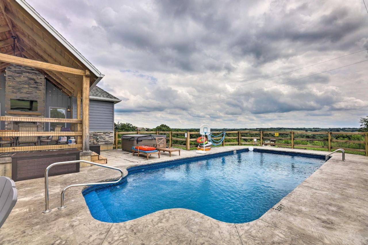 Chic Williamstown Retreat With Pool And Hot Tub! Villa Exterior photo