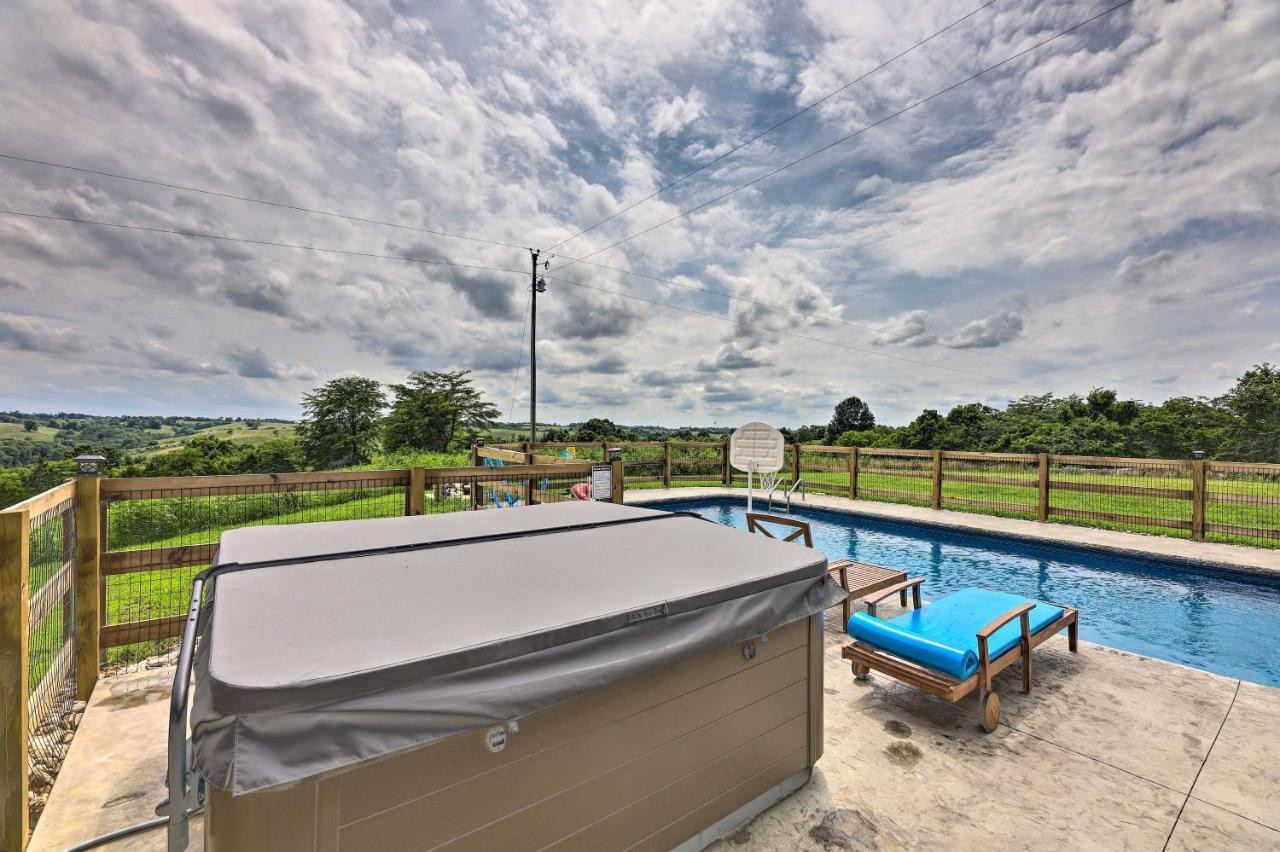 Chic Williamstown Retreat With Pool And Hot Tub! Villa Exterior photo